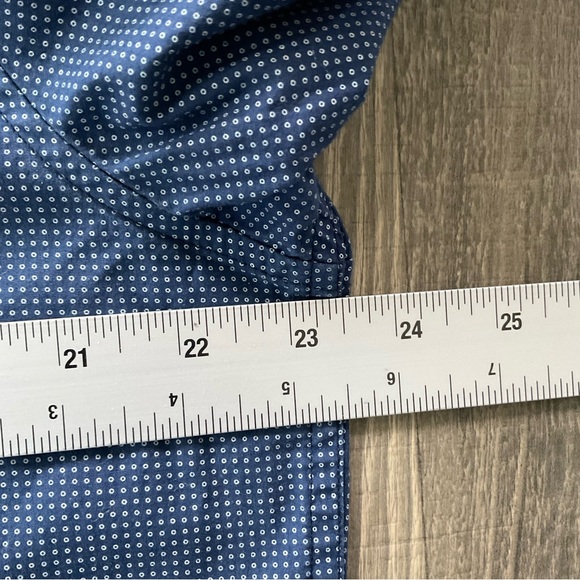 Robert Graham Classic Fit Button Up Shirt
Flip Cuff
Men’s Large 
Navy Blue White - Picture 7 of 11